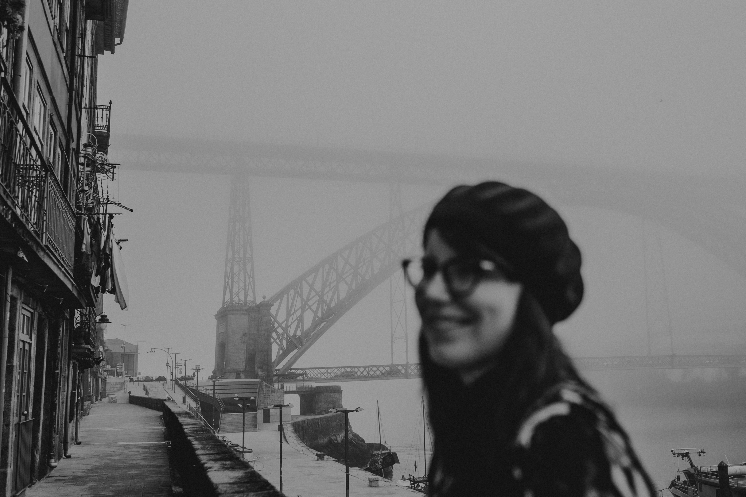 Portrait à Porto au Portugal avec le Pont Dom-Luis dans le brouillard